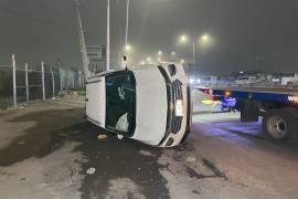 La camioneta Chevrolet Montana quedó volcada a un costado del puente tras el impacto.