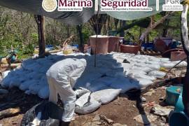 Autoridades aseguraron 16.8 toneladas de aparente metanfetamina en tres laboratorios de Sinaloa, incluido uno de 5 mil 700 metros cuadrados.