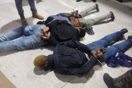 Videos difundidos por la policía y las fuerzas armadas muestran a decenas de hombres tendidos en el piso