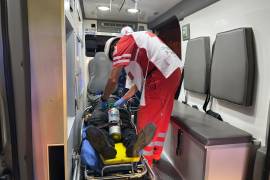 Paramédicos de la Cruz Roja brindaron atención a una pareja de jóvenes que resultó con lesiones de gravedad tras un accidente automovilístico ocurrido cuando una camioneta realizó maniobras de reversa en una zona urbana.