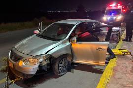 El Renault Fluence quedó detenido sobre el carril izquierdo del bulevar Fundadores tras impactarse contra el camellón central.