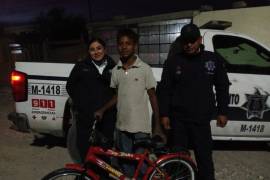 Los oficiales de tránsito compartieron un momento emotivo con Juanito, quien recibió una nueva bicicleta después de haber sido victima de un robo.