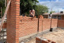 Durante las próximas semanas se colocará la cimbra para la losa y se realizarán los acabados del aula.