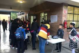 Con detector de metales... alumnos del Colegio Cervantes de Torreón regresan a clases después de la tragedia (fotos)