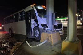 La unidad de transporte de personal terminó impactada contra un poste metálico en el cruce del libramiento Óscar Flores Tapia y el bulevar Jesús Valdés Sánchez.