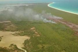 Continúan en alerta por incendio ‘activo’ en la isla de Holbox