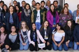 Usar estiércol para elaborar papel; proyecto de jóvenes mexicanos