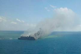 Se incendia ferry en Mar de Java; al menos 5 muertos