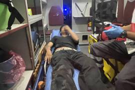 El joven motociclista presentó una lesión en la pierna derecha, por lo que sus familiares solicitaron esperar la intervención de la aseguradora para obtener un pase médico que permitiera realizar estudios especializados y descartar posibles fracturas.
