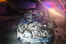 El Chevrolet Aveo de la línea Taxis Unidos de la Sierra quedó con severos daños en la parte frontal luego del impacto contra la plataforma de un camión.