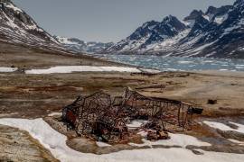 Restos de antiguas instalaciones militares en Groenlandia; durante la Segunda Guerra Mundial y la Guerra Fría, Estados Unidos llegó a operar más de una decena de bases en la isla.
