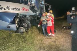 El autobús de Ómnibus de México Plus terminó fuera del camino tras impactarse contra un tráiler.