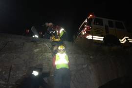 El vehículo terminó al fondo de un arroyo tras salirse del camino en la carretera Monterrey–Saltillo, presuntamente por exceso de velocidad.