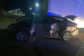 La camioneta Nissan Titan de la regidora impactó al Nissan Versa, proyectándolo contra otro vehículo estacionado.