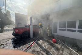 Bomberos se encargaron de apagar rápidamente el incendio, pero el daño ya estaba hecho.