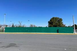 El mural dedicado a las personas migrantes, ubicado frente al Biblioparque Sur, fue cubierto por completo con pintura verde tras varios años de desgaste.