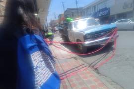 Las cuadrillas están, quizá sin querer, mejorando las banquetas en la calle Pérez Treviño.