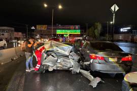 Elementos de Tránsito Municipal mantuvieron cerrada la vialidad mientras retiran las unidades.