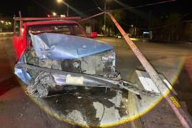 La pick up GMC terminó con el frente destrozado tras derribar la luminaria.