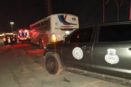 El chofer, quien murió al volante del transporte de personal, alcanzó a estacionar el vehículo antes de sufrir un infarto.