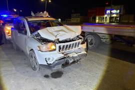 La camioneta Jeep Compass presentó severos daños en la parte frontal tras impactarse contra una Dodge Journey que se encontraba detenida en el cruce con la calle Malasia.