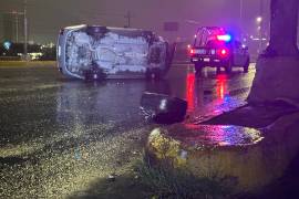 Elementos de Tránsito Municipal acudieron al lugar, donde realizaron la detención del conductor al presentar aliento alcohólico.