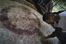 Valeria López restaura un mural en el exconvento de Tepoztlán de la década de 1550 en el estado de Morelos, México