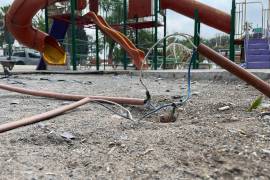 Se observan cables de corriente eléctrica expuestos en el área de juegos, lo que representa un peligro para los niños.