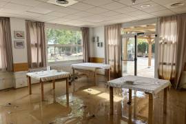 Comida dejada en una mesa dentro de la residencia de ancianos Savia, donde seis de los residentes de la instalación murieron en una inundación en Paiporta, cerca de Valencia, España, en octubre de 2024. Más de 60 personas murieron cuando las aguas de la inundación arrasaron Paiporta, España, arrasando gran parte de la ciudad y cubriendo lo que quedaba de barro y escombros.