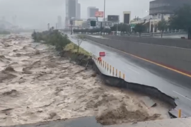 Protección Civil de Monterrey solicitó a la población precaución ante el desgajamiento de una parte del carril express de la avenida Constitución/FOTO: CORTESÍA