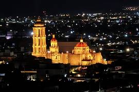 La luz dorada de las tardes otoñales resalta los detalles arquitectónicos en cantera de la Catedral de Santiago y las fachadas icónicas del centro.