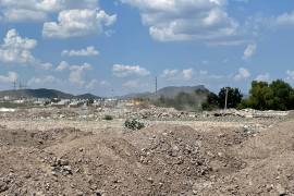 Vecinos de Parajes de los Pinos denunciaron la constante llegada de camiones con escombro y residuos al terreno frente a su fraccionamiento.