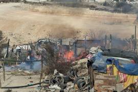 Elementos de bomberos acudieron al lugar para apagar el incendio.