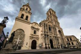Fieles visitan templos del Centro Histórico de Saltillo durante el Jueves Santo como parte del tradicional recorrido de los Siete Templos.