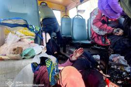 En esta imagen, trabajadores de rescate evacúan a personas heridas de un autobús atacado por un dron ruso en Nikopol, en la región de Dnipropetrovsk, Ucrania.