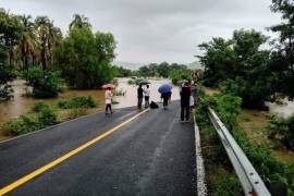 Narda dejó grandes inundaciones y deslaves en Oaxaca; toca tierra en Michoacán