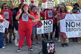 La ‘influencer’ mexicana Karla Toledo (i), en un evento en contra de los arrestos y deportaciones, en el Centro Comunitario en Tucson, Arizona.