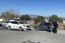 Los dos vehículos involucrados presentaron daños considerables tras el impacto lateral.