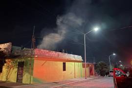 El fuego se propagó entre diversos materiales almacenados en el exterior del domicilio, lo que alertó a vecinos y generó la movilización de los servicios de emergencia.