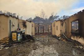 Daño causado por incendios forestales en el Centro de Naturaleza de Eaton Canyon el miércoles 8 de enero de 2025, en Pasadena, California. Arrasan los incendios con las escuelas en Los Ángeles.