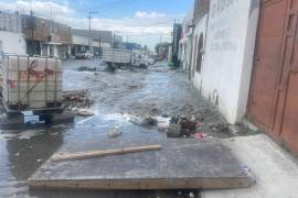 Las lluvias de ayer jueves provocaron se desbrdara un arroyo en la zona centro de Saltillo.