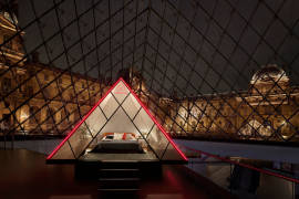 Airbnb ofrece a las personas la oportunidad de dormir bajo la emblemática pirámide de cristal en el Louvre de París