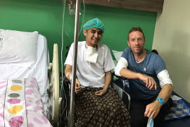 Chris Martin, vocalista de Coldplay, visita a fan en hospital de Manila
