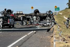 Tres elementos de seguridad fallecidos y más de 20 lesionados fueron resultado de la volcadura de un camión que transportaba personal de la Guardia Nacional, sobre el tramo carretero Morelia-Guadalajara de la Autopista de Occidente.