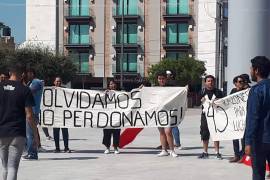 Estudiantes de la UAdeC realizan marcha en memoria de la matanza de Tlatelolco