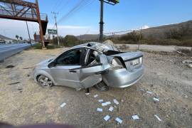 El volantazo provocó que la joven perdiera por completo el control de la unidad y se estrellara en el poste.