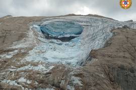 El glaciar en los Alpes de Italia cerca de Trento, una gran parte del cual se ha desprendido, matando al menos a seis excursionistas e hiriendo a otros ocho.