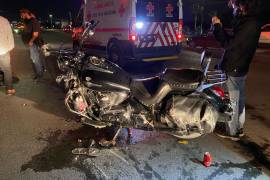 Motociclista derrapa al sufrir un presunto ‘cerrón’ en bulevar Fundadores de Saltillo