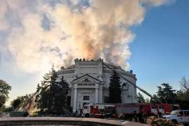 Los bomberos combaten un incendio después de que un dron ucraniano atacara el edificio que aloja el panorama “Defensa de Sebastopol 1854–1855” en Sebastopol, Crimea.