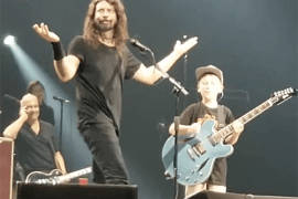 Dave Grohl regala guitarra a niño fan... de Metallica